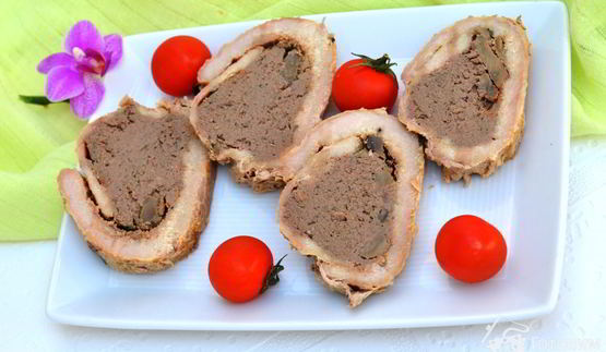 рулет мясной с печеночным паштетом