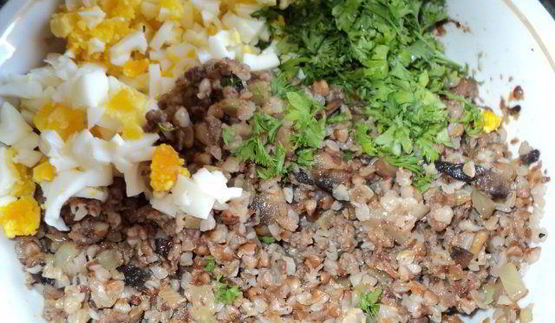 рулет с капустой, гречневой кашей и грибами