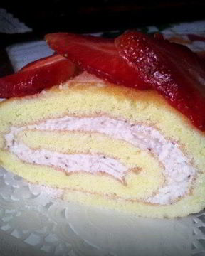 Рулет с клубникой и белым шоколадом