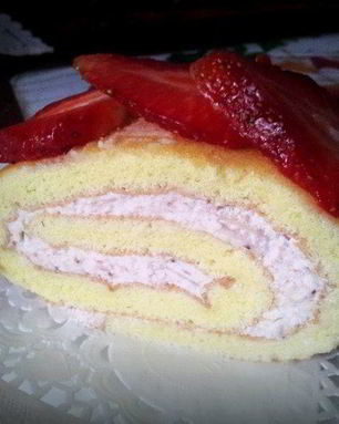 Рулет с клубникой и белым шоколадом