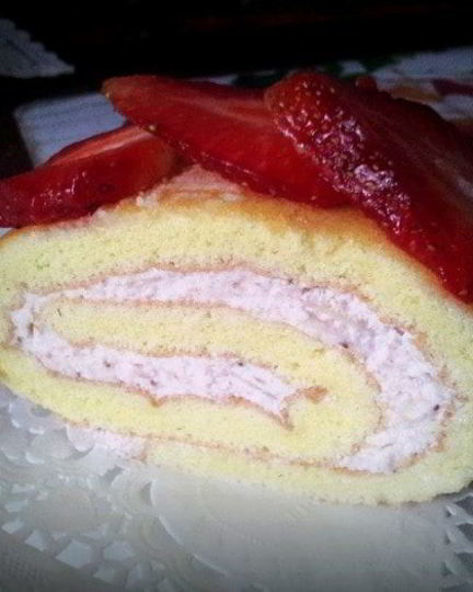 Рецепт рулета с клубникой и белым шоколадом