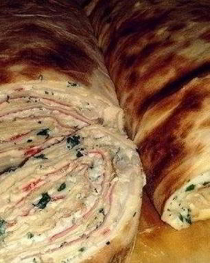 Рулет с крабовыми палочками и плавленым сыром