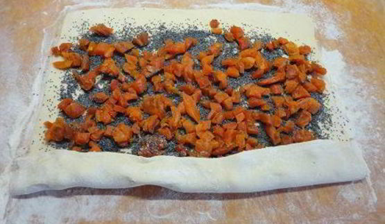 рулет с курагой и маком