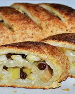 Рулет с яблоками из творожного теста