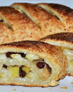 Рулет с яблоками из творожного теста