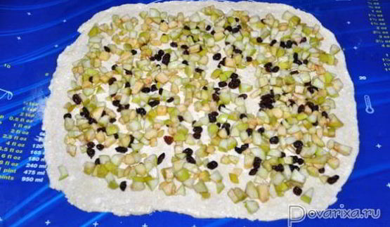 рулет с яблоками из творожного теста