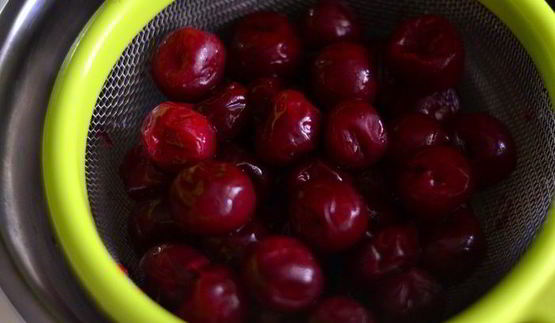 рулет вишня в белом шоколаде