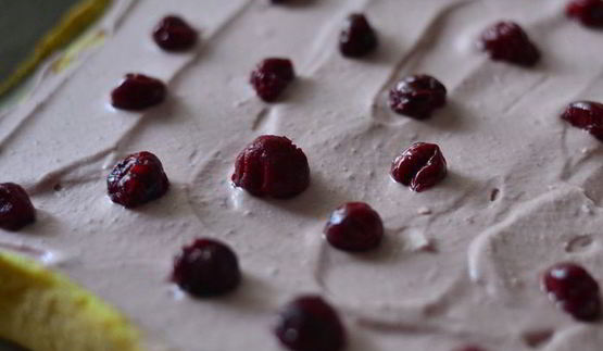 рулет вишня в белом шоколаде