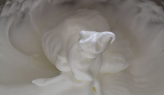 рулет вишня в белом шоколаде