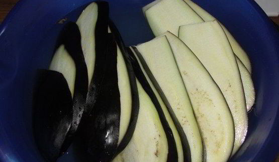 рулетики из баклажанов с орехами и творогом