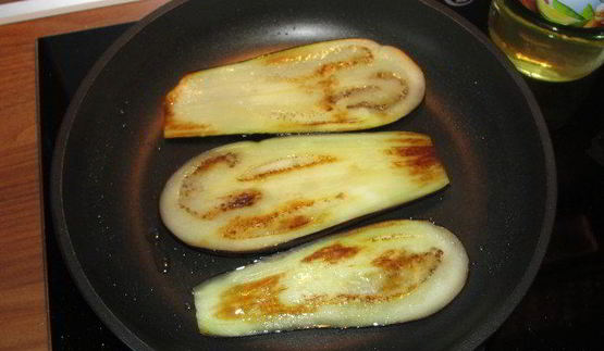 рулетики из баклажанов с орехами и творогом