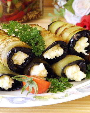 Рулетики из баклажанов с сыром и чесноком