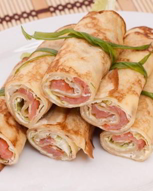 Рулетики из блинов с семгой