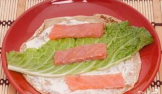 рулетики из блинов с семгой