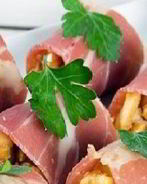 Рулетики из хамона с острым арахисом