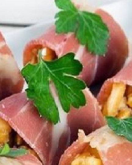 Рецепт рулетиков из хамона с острым арахисом