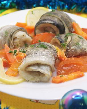 Рулетики из рыбы запеченные с овощами