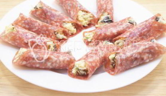рулетики салями с начинкой
