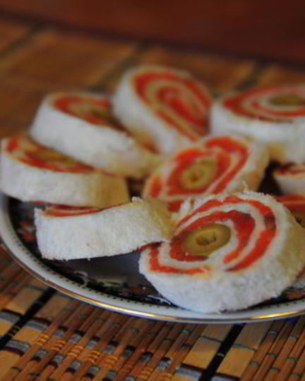 Рецепт рулетиков со слабосоленой форелью