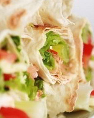 Рулеты из лаваша с курицей, творогом и кукурузой