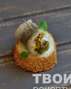 Рулеты из сельди с корнишонами и горчицей