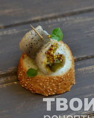 Рулеты из сельди с корнишонами и горчицей