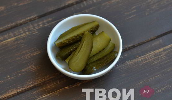 рулеты из сельди с корнишонами и горчицей