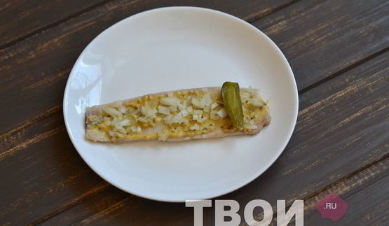 рулеты из сельди с корнишонами и горчицей