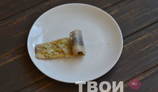 рулеты из сельди с корнишонами и горчицей