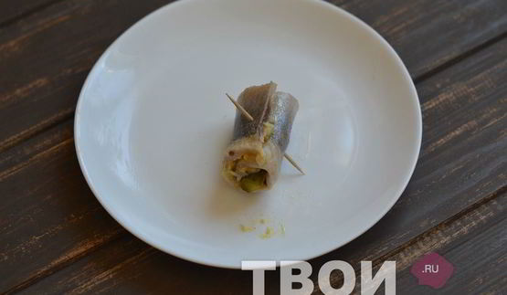 рулеты из сельди с корнишонами и горчицей