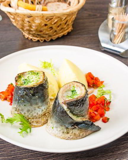Рецепт рулетов из скумбрии с петрушечным песто