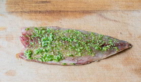 рулеты из скумбрии с петрушечным песто