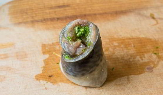 рулеты из скумбрии с петрушечным песто