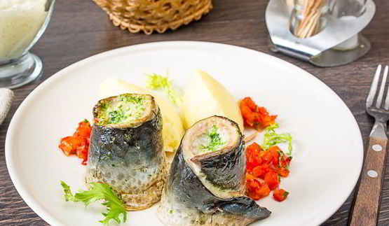 рулеты из скумбрии с петрушечным песто