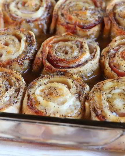 Рецепт слоеного рулета с ветчиной и сыром