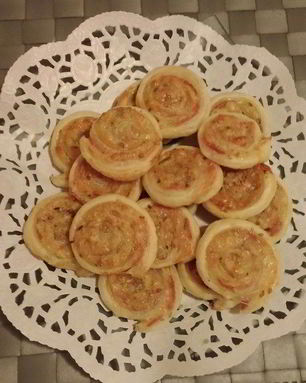 Слоеные рулетики с горчицей, ветчиной и сыром