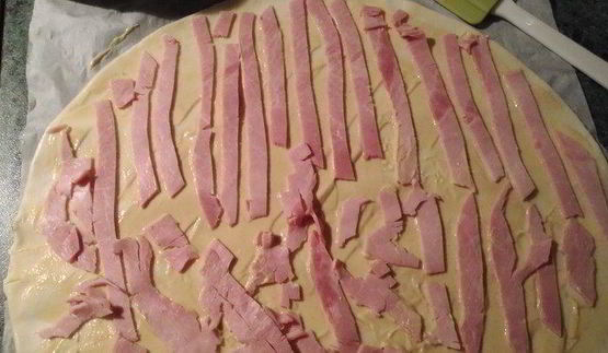 слоеные рулетики с горчицей, ветчиной и сыром