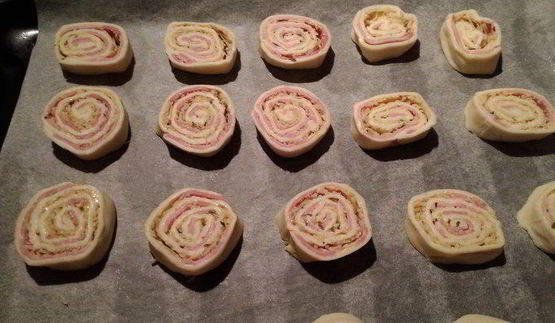 слоеные рулетики с горчицей, ветчиной и сыром