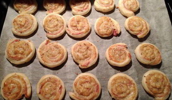 слоеные рулетики с горчицей, ветчиной и сыром