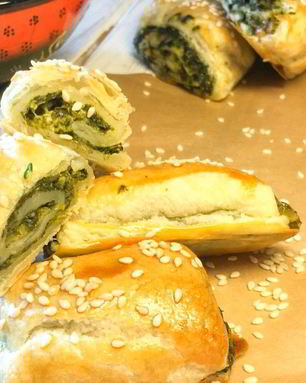 Слоеные рулетики со шпинатом и сыром