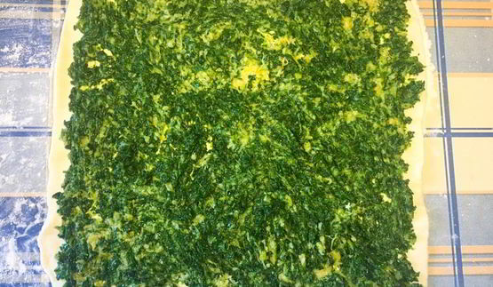 слоеные рулетики со шпинатом и сыром