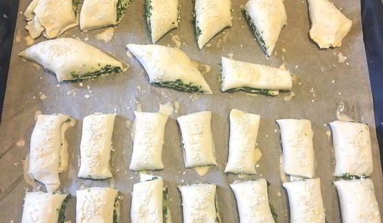 слоеные рулетики со шпинатом и сыром