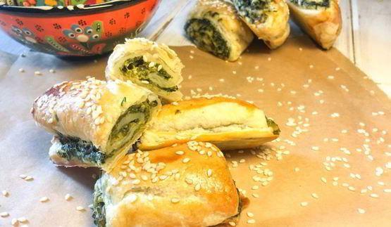 слоеные рулетики со шпинатом и сыром