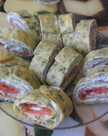 Рецепт яичного рулета со слабосоленой семгой