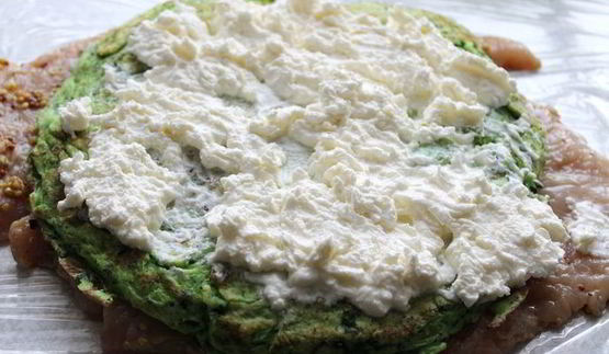 запеченный куриный рулет с омлетом