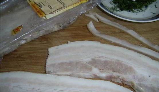 сало с чесноком и перцем под прессом