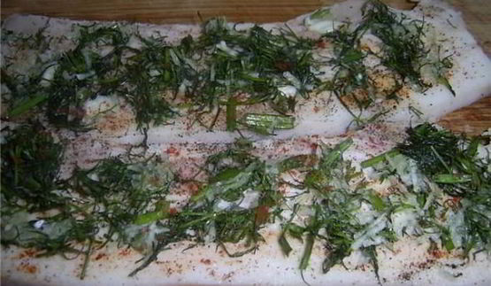 сало с чесноком и перцем под прессом