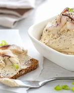 Селедочное масло с горчицей и молоком