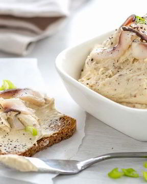 Селедочное масло с горчицей и молоком