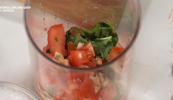 сосиски из фасоли с томатной сальсой